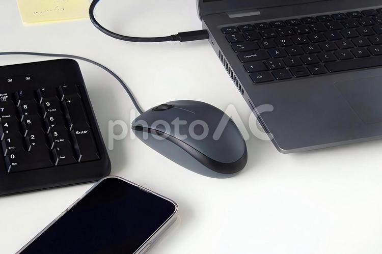 パソコンとスマートフォン ノートパソコン,スマホ,ビジネスの写真素材