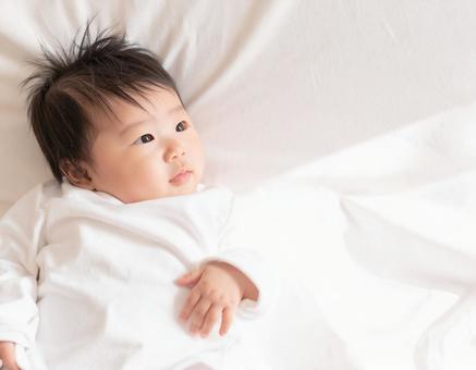 横になっている赤ちゃん 横になっている赤ちゃんの写真