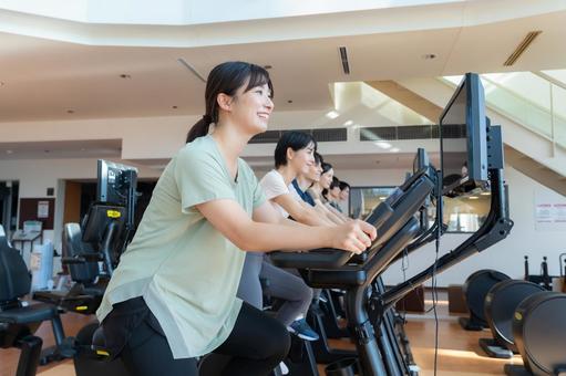 スポーツジムでトレーニングをする若い男女 スポーツジム,フィットネス,ダイエットの写真素材