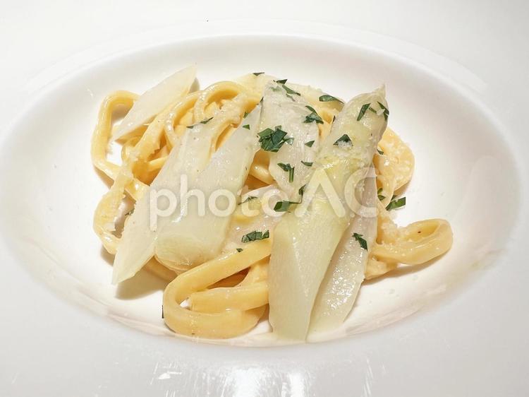 美味しそうな白アスパラガスの手打ちパスタ 白アスパラガス,手打ち,パスタの写真素材