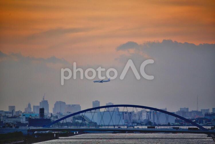 夕焼けと飛行機 夕焼け,夕景,日暮れの写真素材