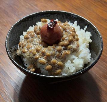 あきたこまちご飯に納豆としそ梅の茶碗飯 茶碗飯,あきたこまち,ご飯の写真素材