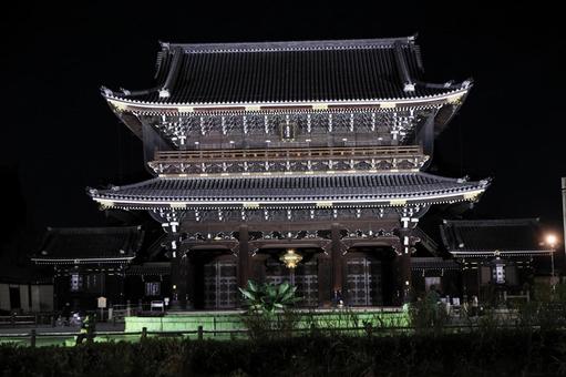 夜の東本願寺 夜の東本願寺 夜景,夜,ライトアップの写真素材