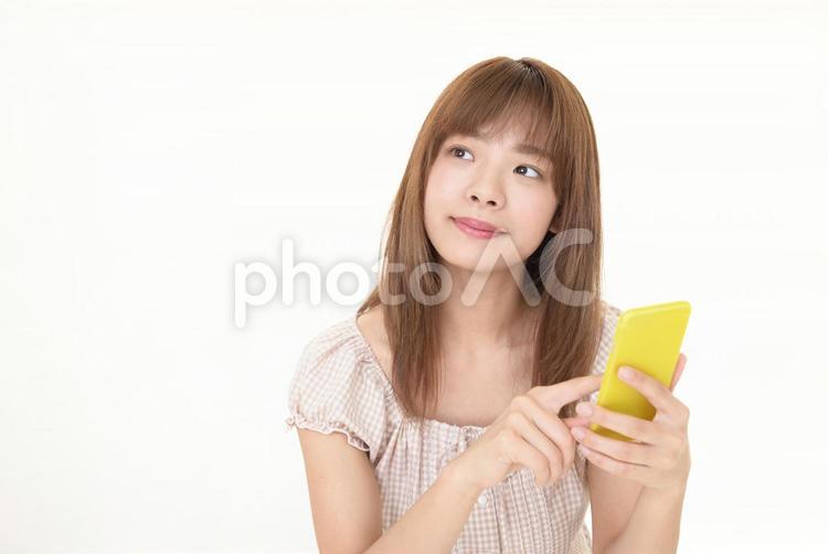スマートフォンを持つ女性 スマホ,スマートフォン,アイフォンの写真素材