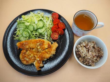 自家製・油淋鶏の野菜添え＆雑穀ごはん 油淋鶏,野菜,雑穀ごはんの写真素材