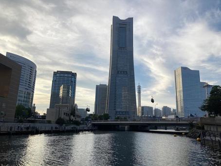 横浜ランドマークタワーとエアキャビン 横浜ランドマークタワーとエアキャビン 横浜ランドマークタワー,横浜エアキャビン,みなとみらいの写真素材