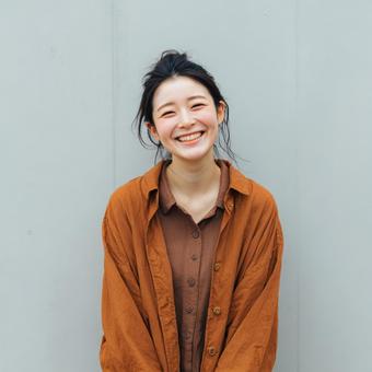 微笑む女性の上半身ショット 微笑む女性の上半身ショットの写真