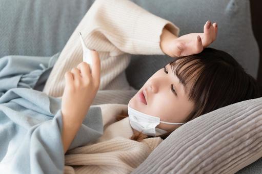 熱を測る体調不良の女性 女性,風邪,熱の写真素材