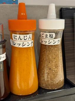 食堂のドレッシング おかず,ソース,味付けの写真素材
