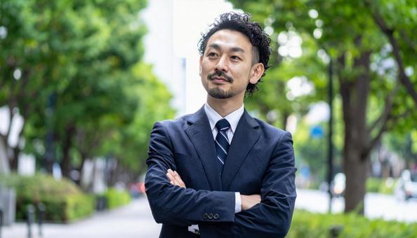 腕組みをするビジネスパーソン 腕組みをするビジネスパーソンの写真