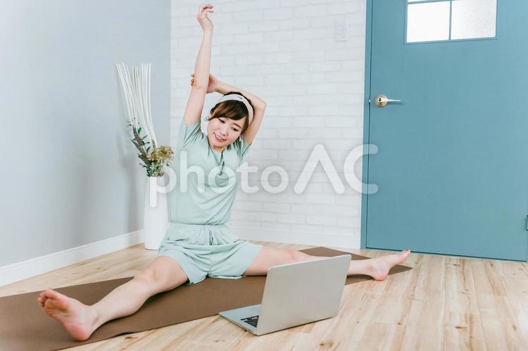 オンラインヨガをするおしゃれな日本人女性 オンラインヨガ,ヨガ,ストレッチの写真素材