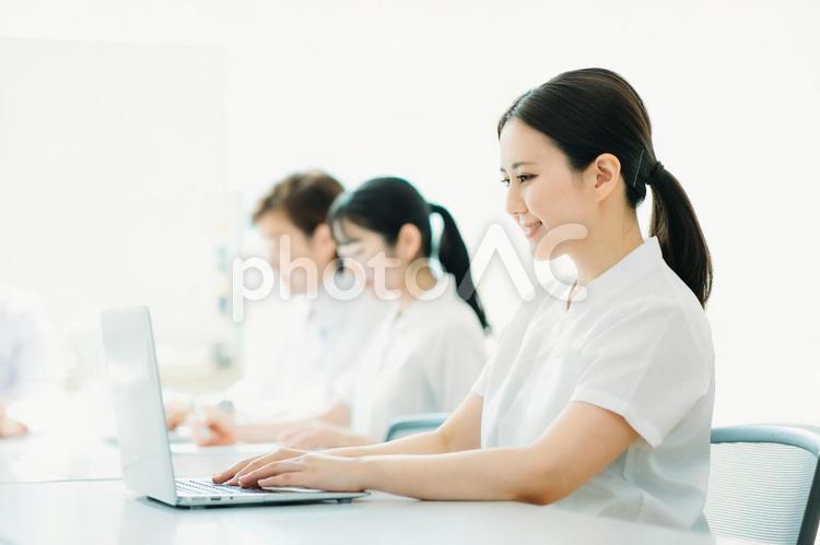 白衣・ナース服を着た女性（パソコン） 看護師,パソコン,ナースの写真素材