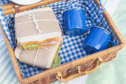 2人分のサンドイッチとマグ ピクニックバスケット,サンドイッチ,レタスの写真素材