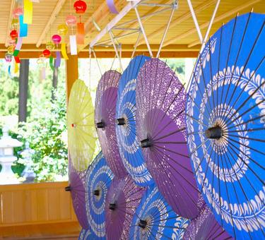神社の和傘と風鈴 傘,和傘,風鈴の写真素材