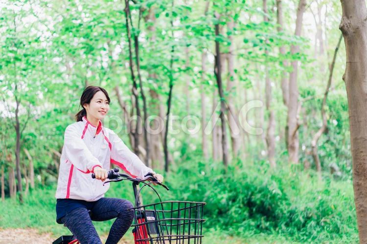 自然の中でサイクリングを楽しむ若い女性 日本人,レジャー,屋外の写真素材