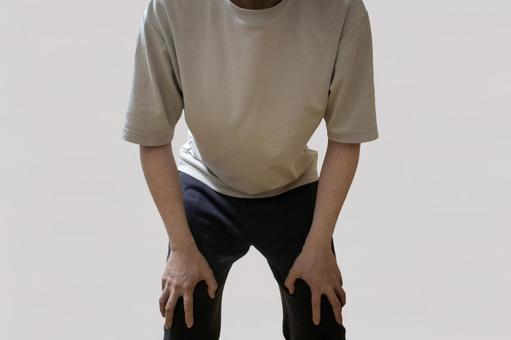 両膝に手を置いて息を整える男性 両膝に手を置いて息を整える男性 男性,疲れ,息切れの写真素材