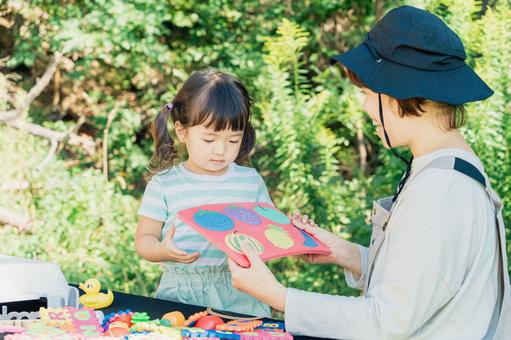 キャンプ場に遊びにきた家族・子供 知育,食育,子供の写真素材