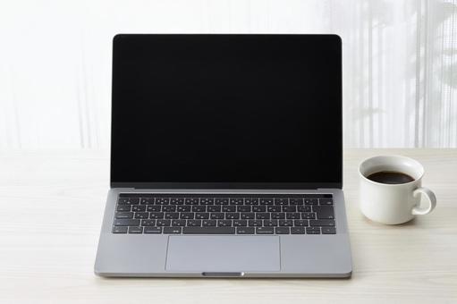 ノートパソコンとコーヒー ノートパソコンとコーヒー ノートパソコン,リラックス,ノートpcの写真素材