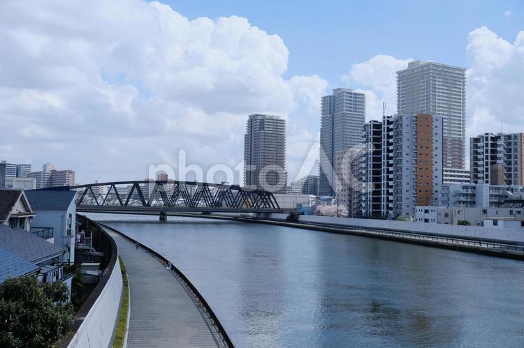 青空と隅田川 北千住,マンション,隅田川の写真素材