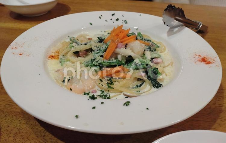 海老と菜の花のクリームパスタ パスタ,美味しい,イタリアンの写真素材