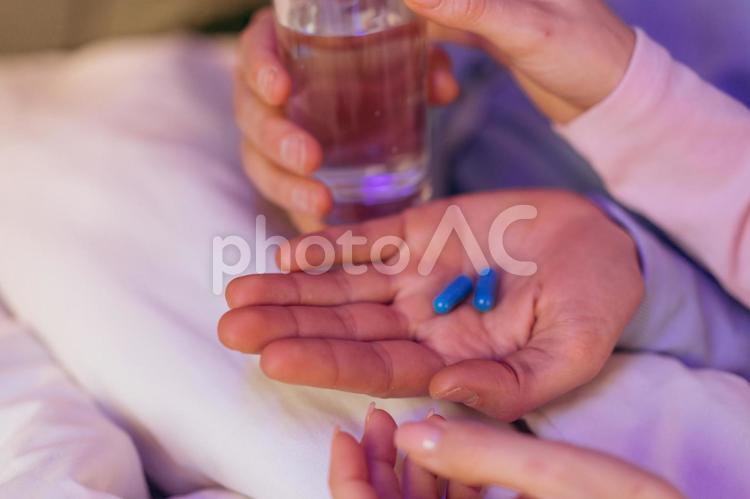 手元の薬とグラスの水 手元,人物,薬の写真素材