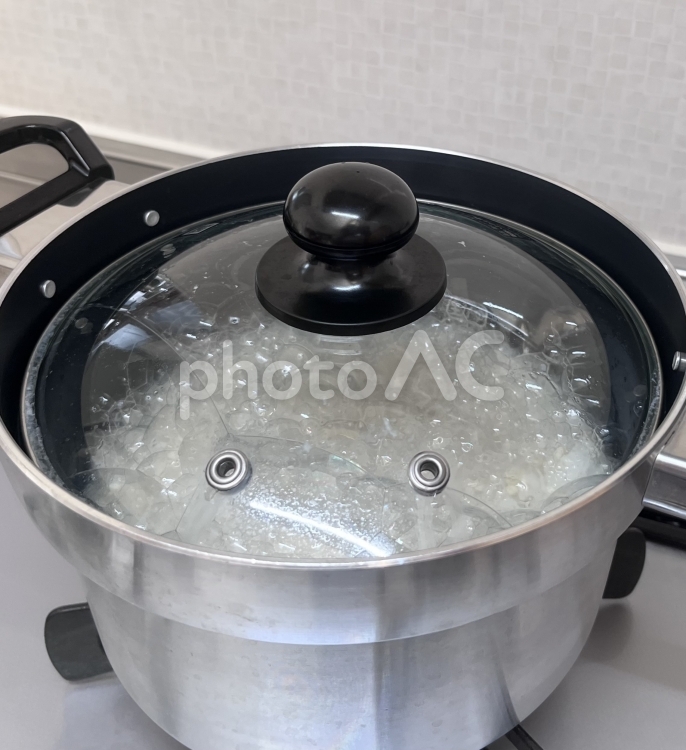 そろそろ炊けるかなぁ　ガス火炊飯 ガス火炊飯,鍋,沸騰の写真素材