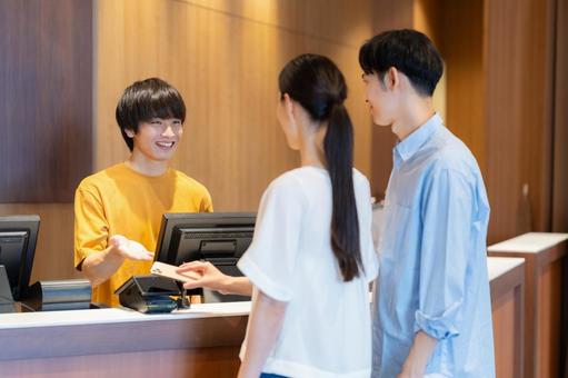 ショッピングをしてモバイル決済をする女性 モバイル決済,ショッピング,カップルの写真素材