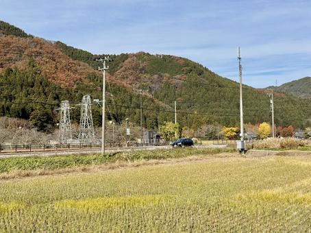 田舎の集落の鉄塔　福井県坂井市秋 鉄塔,送電線,鉄骨の写真素材