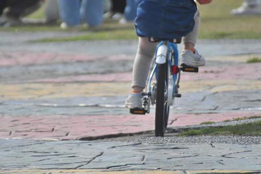 自転車の練習 自転車,漕ぐ,練習の写真素材