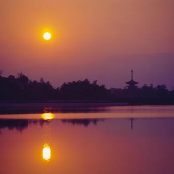 西塔が復興される前の薬師寺の夜明けの写真
