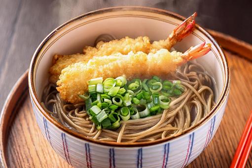 熱々の天ぷらそばの写真