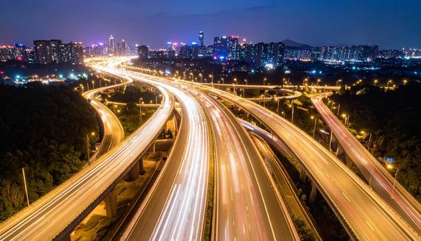 ヘッドライトの光の帯 ハイウェイの夜景 ヘッドライトの光の帯 ハイウェイの夜景 の写真