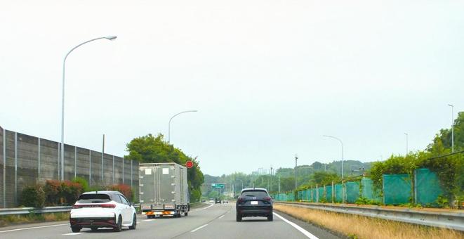 制限速度50kn/hの東名高速道 制限速度50kn/hの東名高速道 トラック,車,ドライブの写真素材