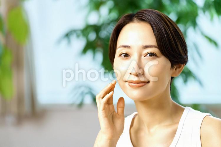 スキンケア　女性　ビューティー スキンケア,ビューティー,女性の写真素材