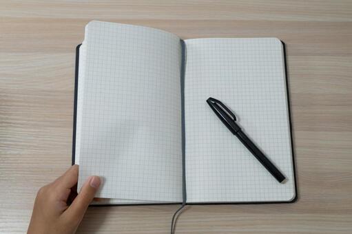 開いた方眼ノートと黒いペン ノート,方眼,ペンの写真素材