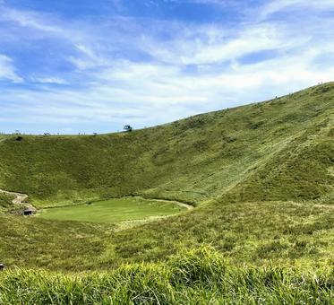 大室山の山頂から火口跡のアーチェリー場 大室山の山頂から火口跡のアーチェリー場の写真