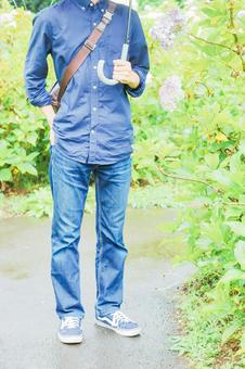 A man with a hydrangea and an umbrella ② A man with a hydrangea and an umbrella ②
