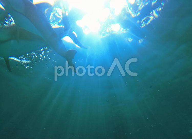 夏の沖縄の青い海の背景／キラキラした壁紙 背景,テクスチャ,夏の写真素材