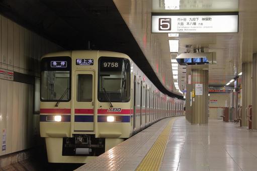 新線新宿駅に停車する桜上水ゆき最終電車 新線新宿駅に停車する桜上水ゆき最終電車 京王電鉄,京王新線,新線新宿駅の写真素材