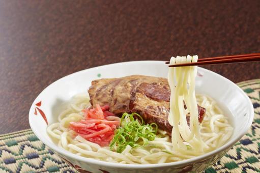 ソーキそば 箸上げ ソーキそば 箸上げ ソーキそば,箸上げ,沖縄そばの写真素材