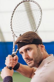 ラケットを両手で握りしめて真剣な目をしているプレイヤー 男性,外国人,テニスの写真素材