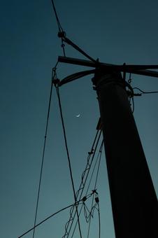 月と電柱 月と電柱の写真