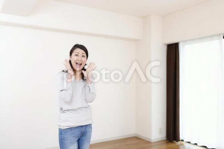 女性と住宅イメージ 住宅,家,建築の写真素材