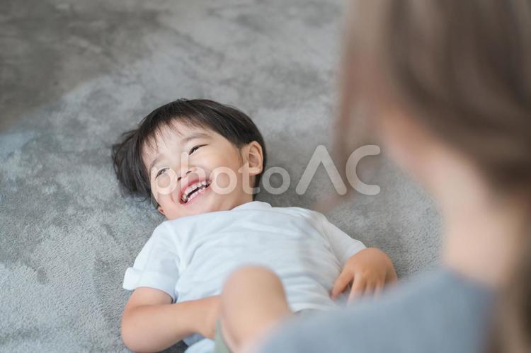 お着替えをする男の子・幼児と母親・ママ 子供,幼児,子どもの写真素材