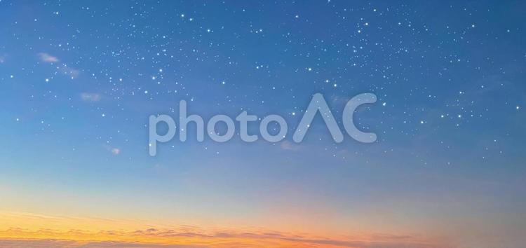 キラキラと光り輝く夕暮れの星空 星,星空,夕焼けの写真素材