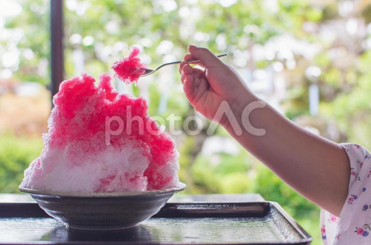かき氷をすくう女の子 かき氷,冷たい,日本の写真素材