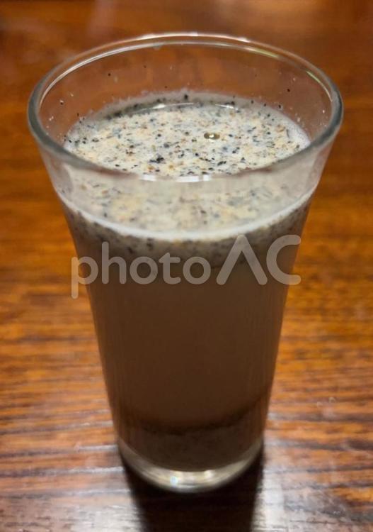 牛乳りんご酢に黒大豆きな粉と黒すり胡麻 牛乳りんご酢,りんご酢,牛乳の写真素材