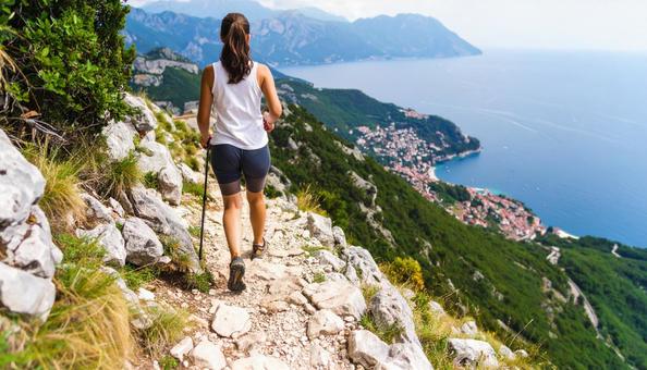 トレッキング・登山する日本人女性 トレッキング・登山する日本人女性の写真