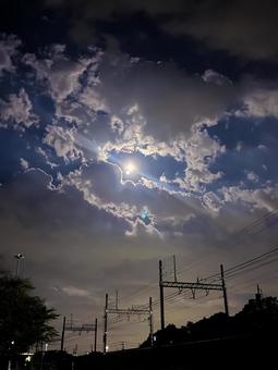 日常の夜空 月と線路 縦サイズ 夜空,月,日常の写真素材