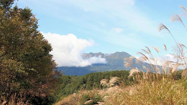 初秋の開田高原から望む御嶽山 初秋の開田高原から望む御嶽山 御嶽山,初秋,開田高原の写真素材